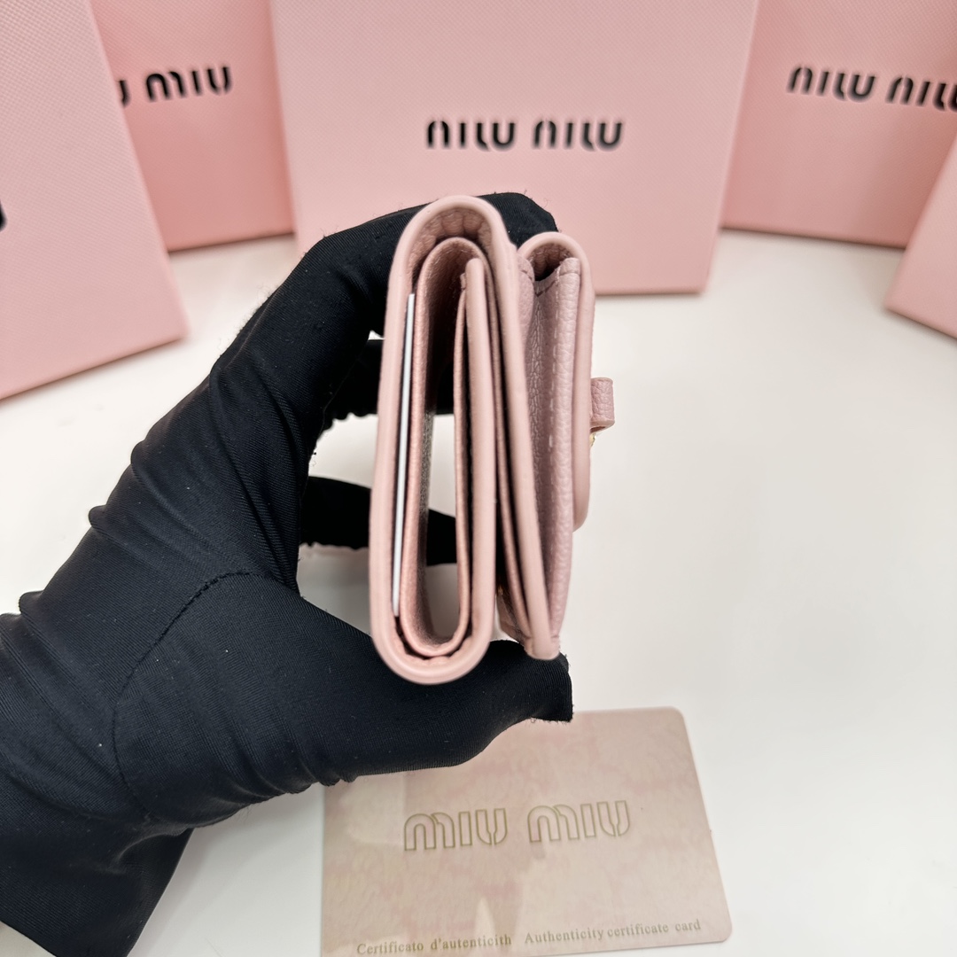 人気上昇中！！【国内即発】MIUMIU 三つ折り財布