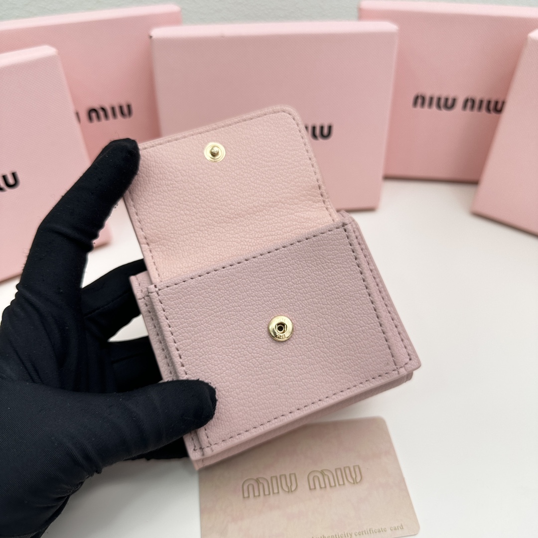 人気上昇中！！【国内即発】MIUMIU 三つ折り財布