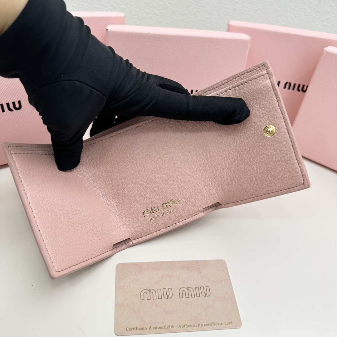 人気上昇中！！【国内即発】MIUMIU 三つ折り財布