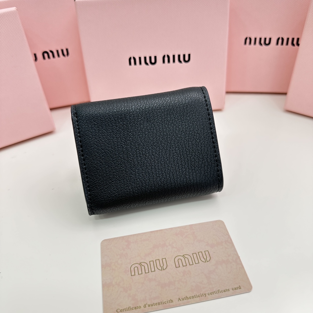 新しい商品【国内即発】MIUMIU 三つ折り財布