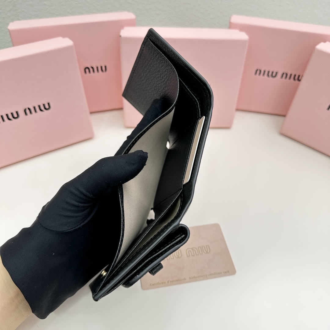 新しい商品【国内即発】MIUMIU 三つ折り財布