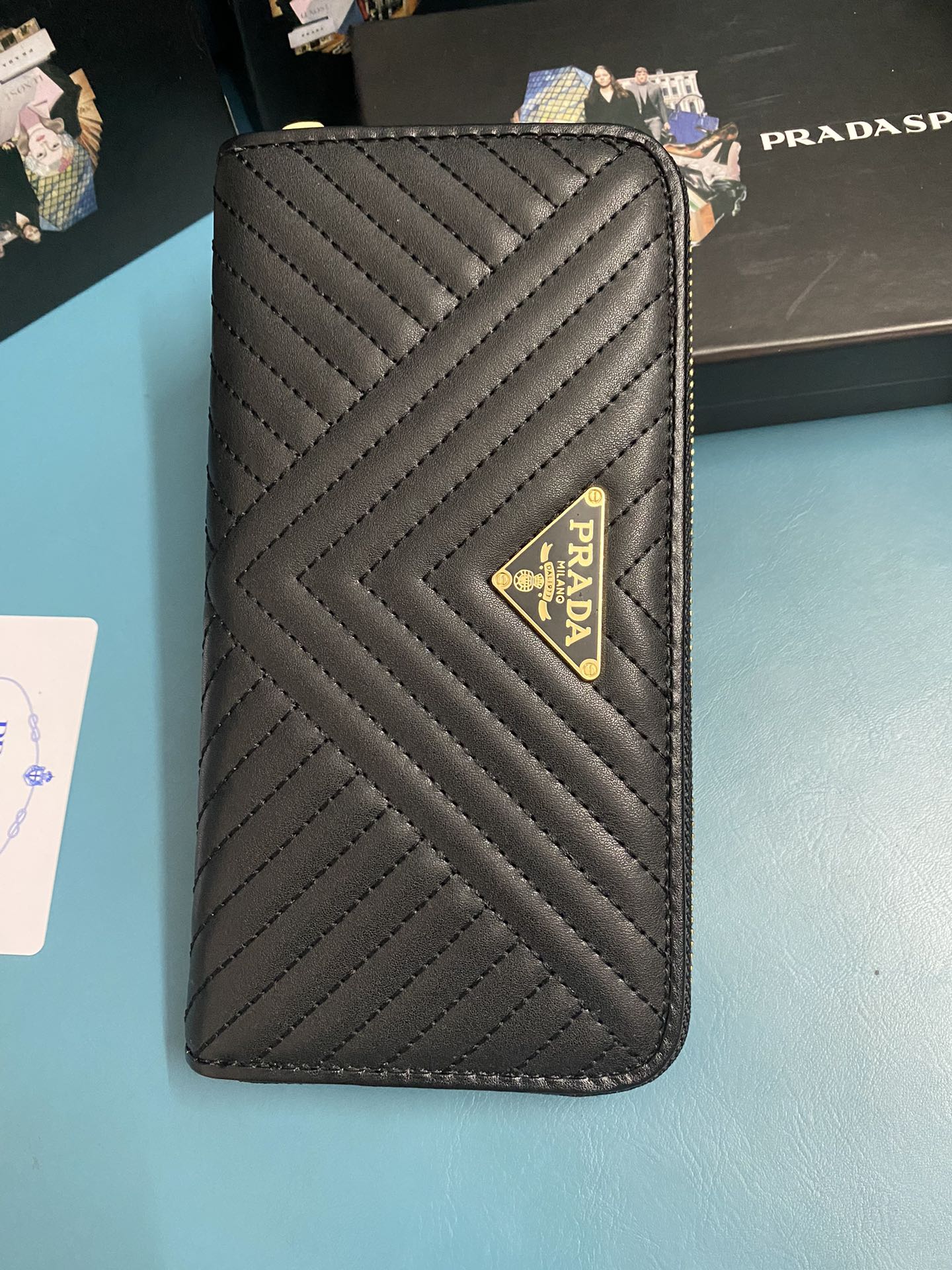 国内即発 PRADA クラシックなシングルジッパーウォレット