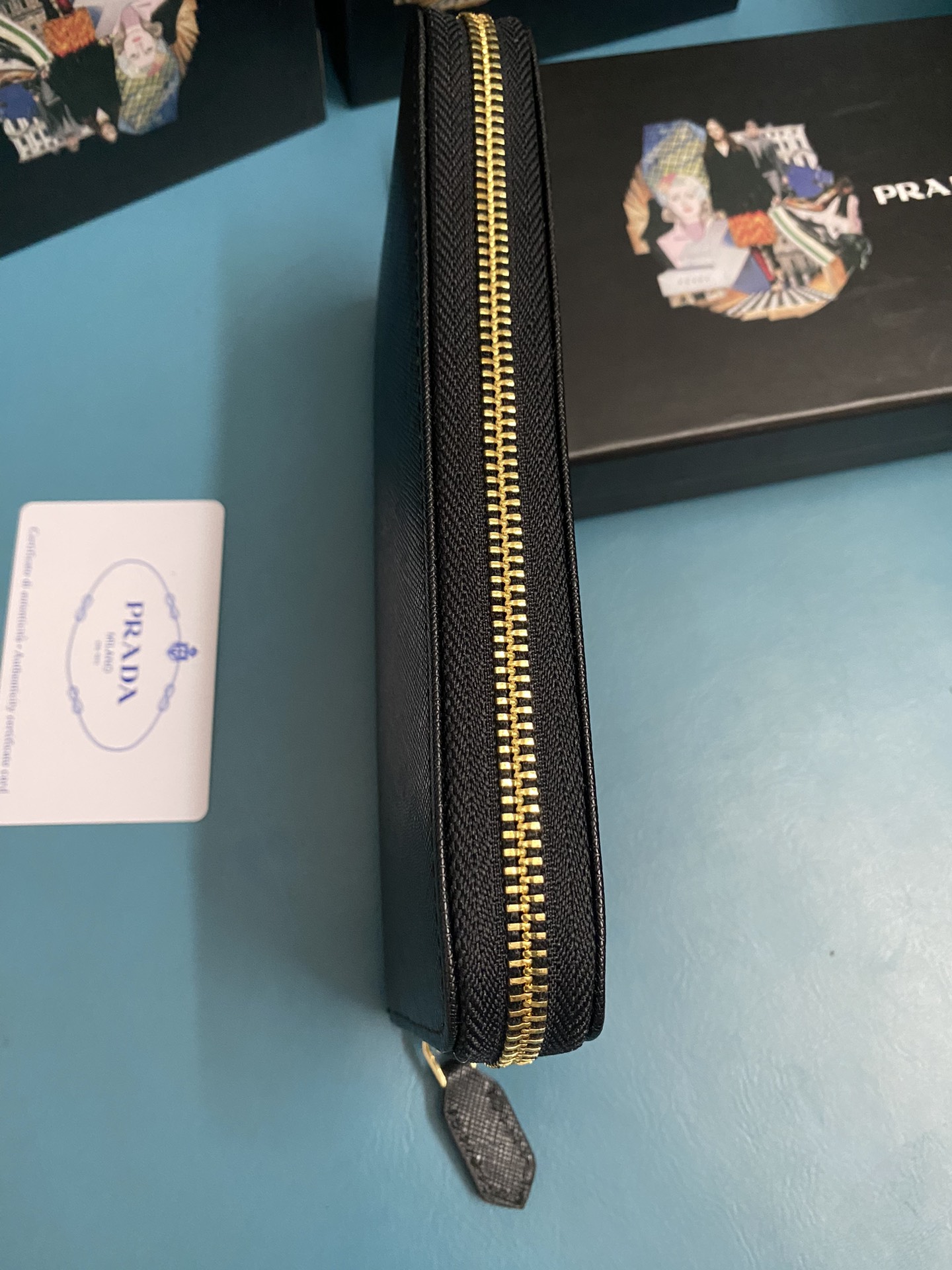 国内即発 PRADA クラシックなシングルジッパーウォレット