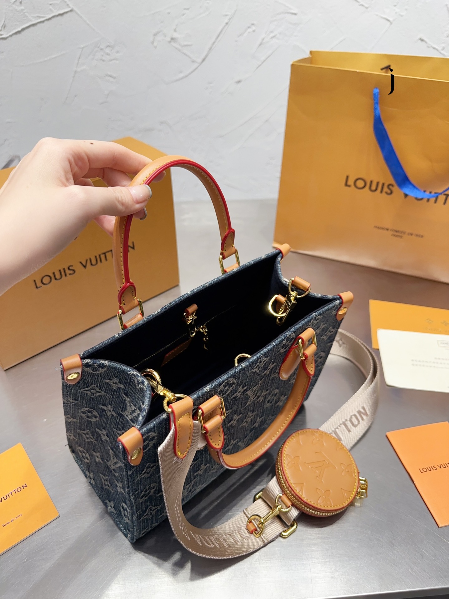 Louis Vuitton【入手困難】デニムブルーのハンドバッグ 非常に買う価値があります