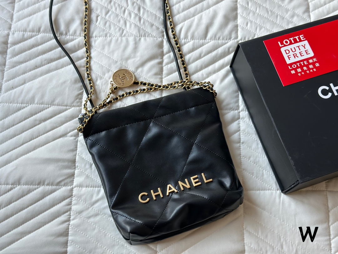 CHANEL 23 MINI HANDBAG シャネル　ミニ　バッグ　大人気商品