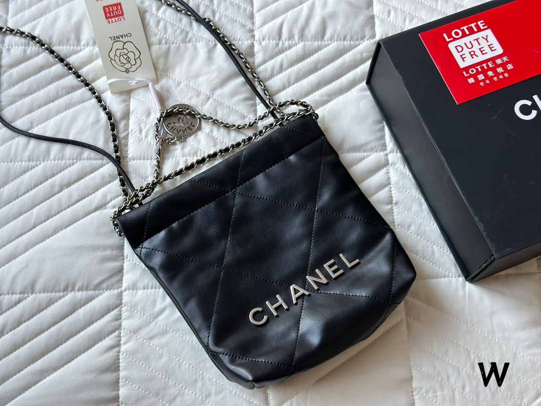 CHANEL 23 MINI HANDBAG シャネル　ミニ　バッグ　大人気商品