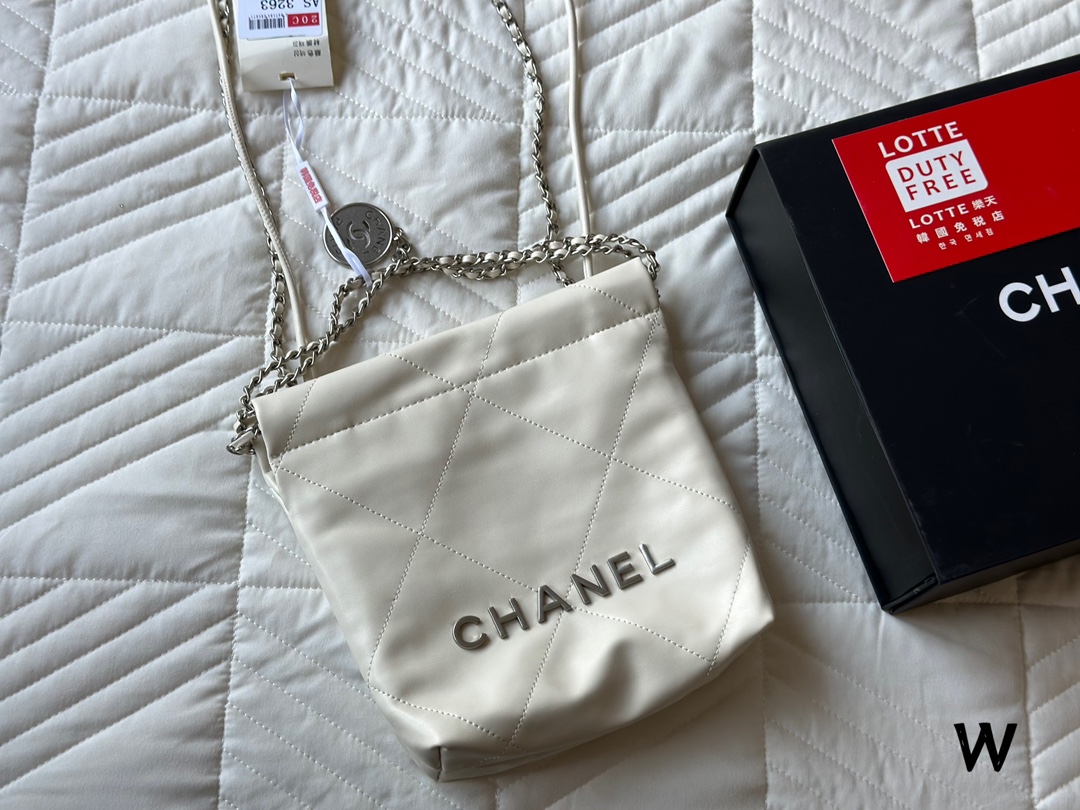 CHANEL 23 MINI HANDBAG シャネル　ミニ　バッグ　大人気商品