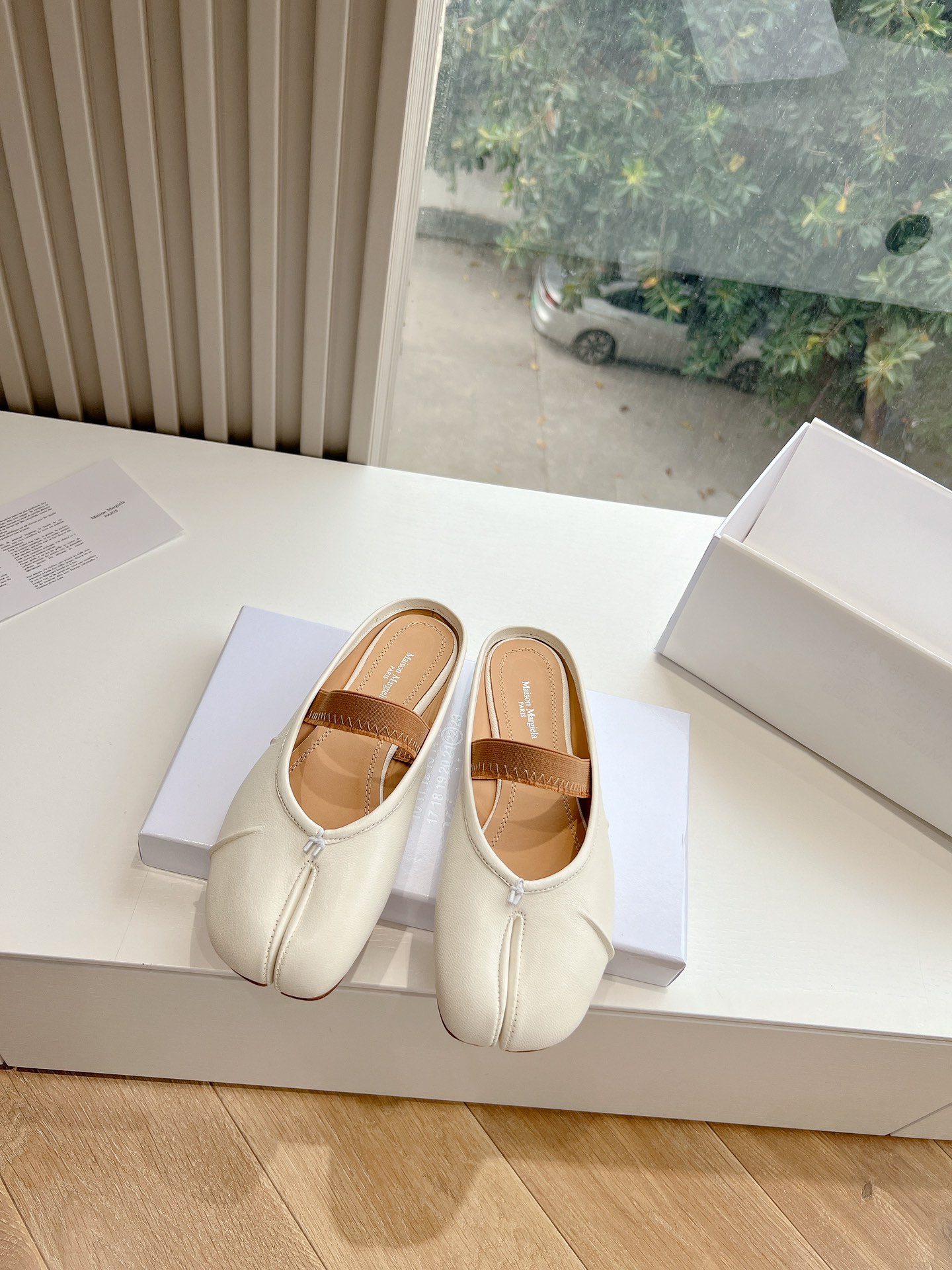Maison Margiela Tabi バレエシューズTABI Tabi ぺたんこローヒールパンプスクラシックレザー本革イタリア製[送料無料] [海外通販] [正規品]