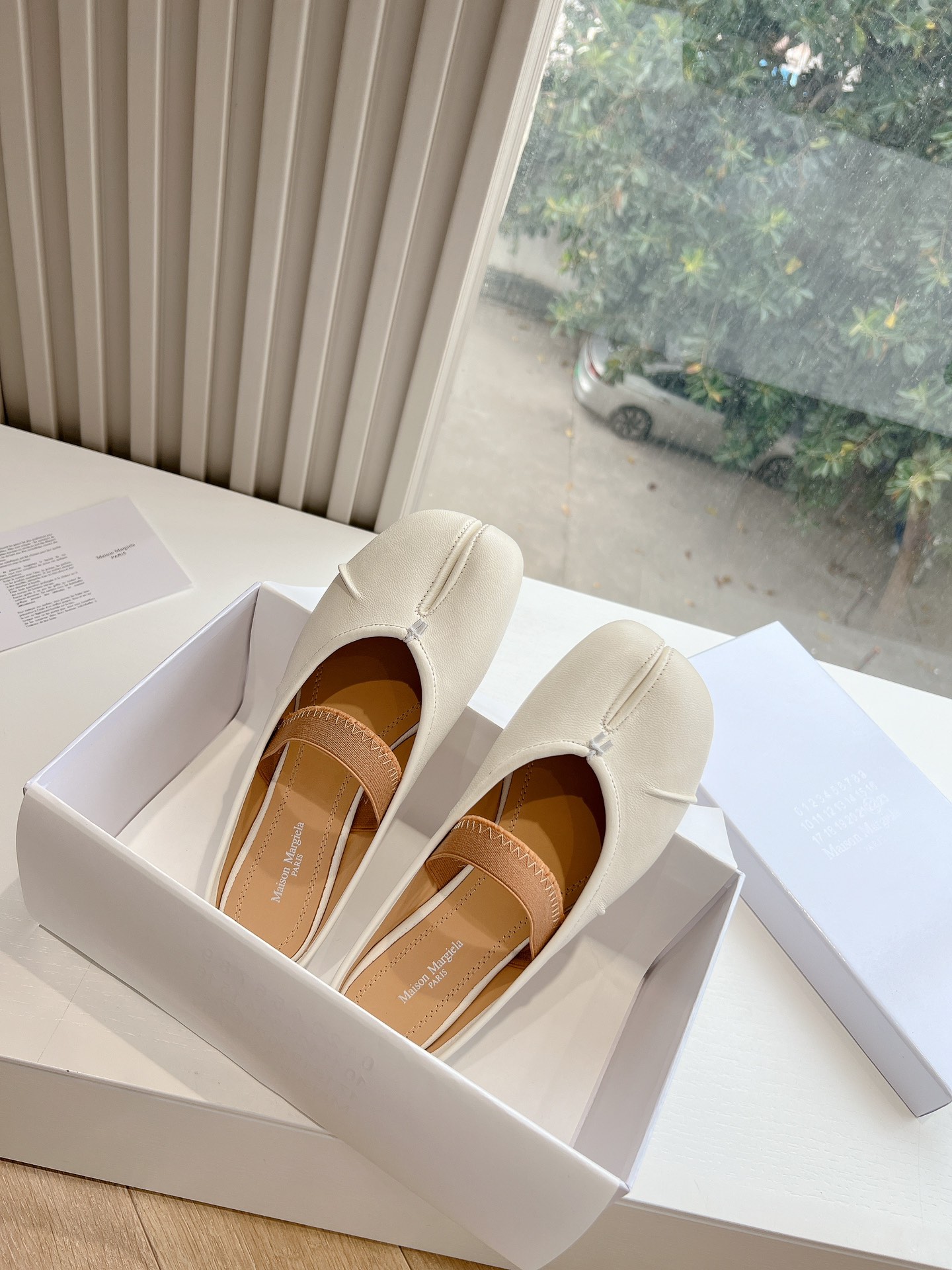 Maison Margiela Tabi バレエシューズTABI Tabi ぺたんこローヒールパンプスクラシックレザー本革イタリア製[送料無料] [海外通販] [正規品]