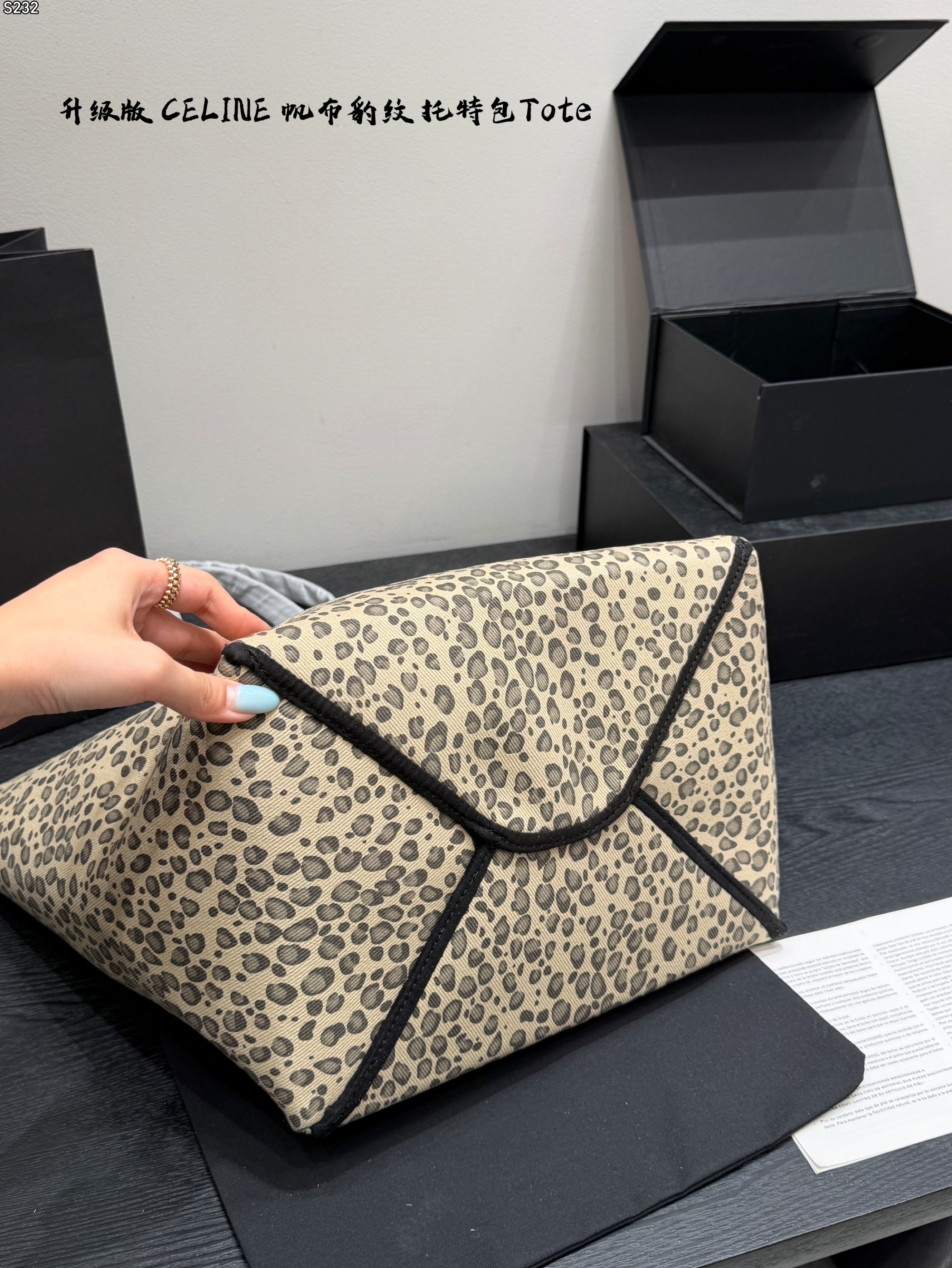 CELINE レオパード柄 キャンバス トートバッグ ボトムディテール