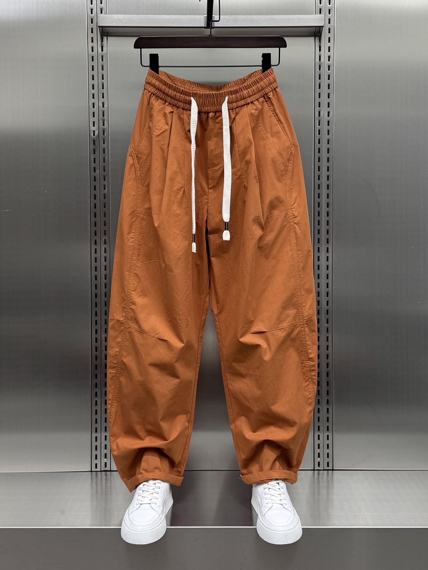 トレンディなメンズプリーツカーブパンツ、2025年夏の新作スタイル、ゆったりとしたフィット感、パッチワーク、カジュアルなワイドレッグパンツ。