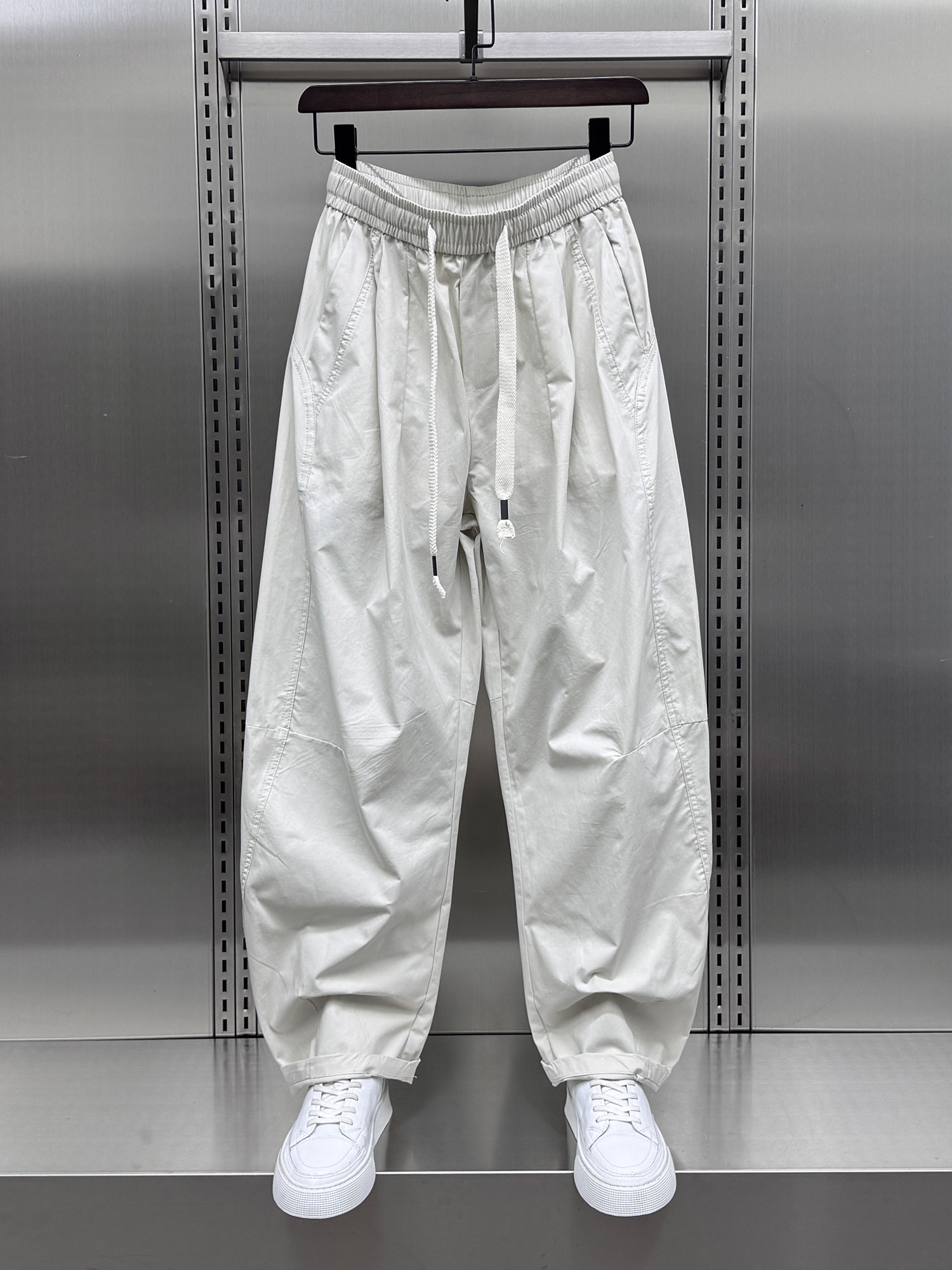 トレンディなメンズプリーツカーブパンツ、2025年夏の新作スタイル、ゆったりとしたフィット感、パッチワーク、カジュアルなワイドレッグパンツ。