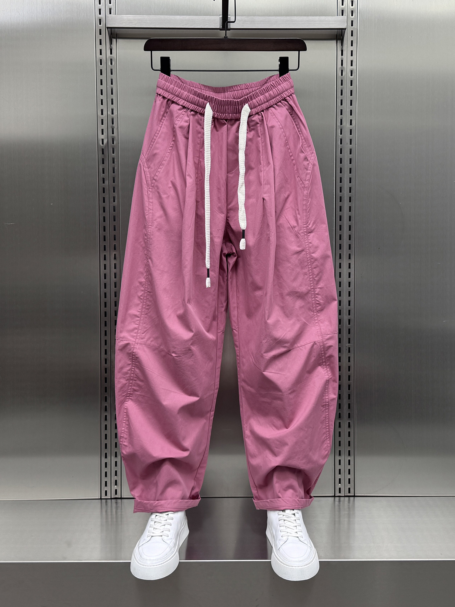 トレンディなメンズプリーツカーブパンツ、2025年夏の新作スタイル、ゆったりとしたフィット感、パッチワーク、カジュアルなワイドレッグパンツ。