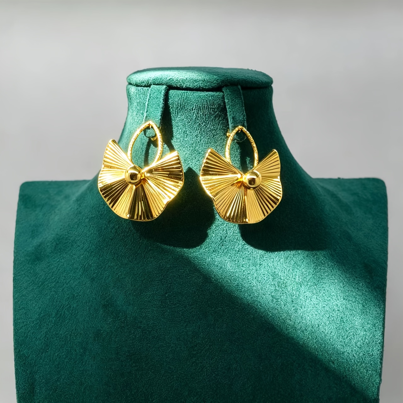 French-Style Light Luxury Brushed Fan-Shaped Earrings, High-End Niche Design Metal Earrings, Suitable for Daily Wear/Dates/Banquets/Parties