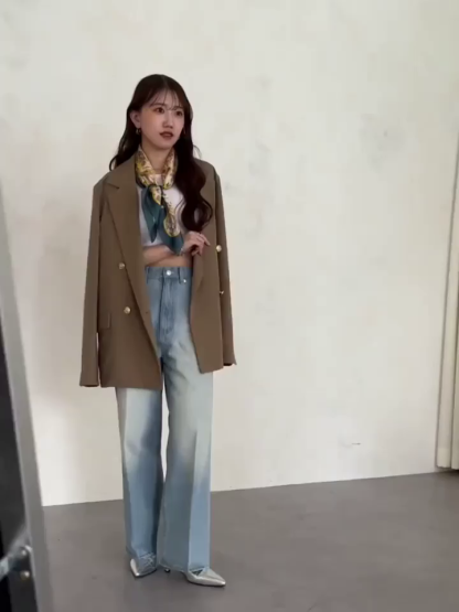 ハイウエストのライトカラーのストレートジーンズ