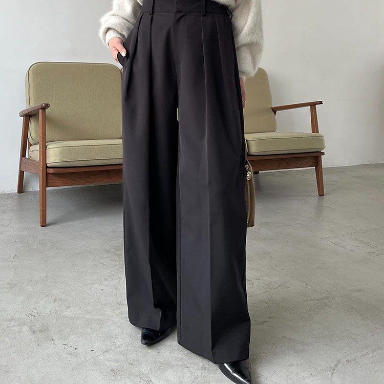 万能コーディネート可能なタック入りワイドパンツ