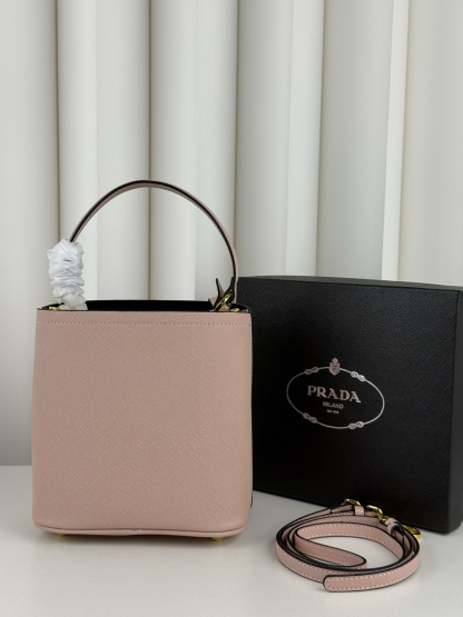 プラダ「Prada」プラダ