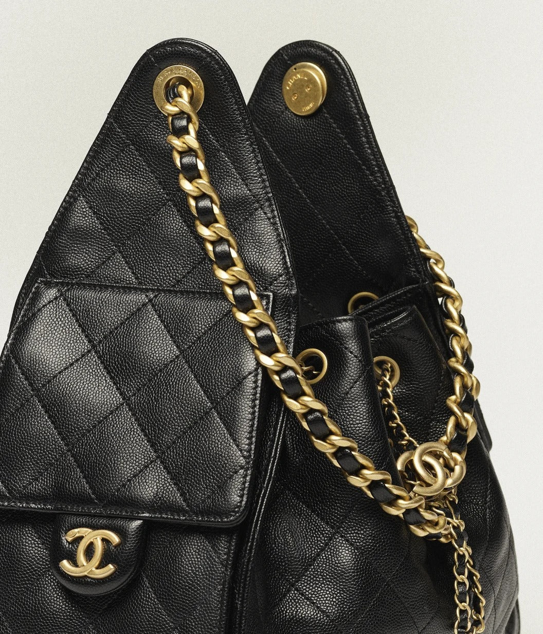 ✨SNSでも話題｜【CHANEL 25  Medium Handbag】JEEINEのエレガントなスタイルを完璧に引き立てる、クラシックな大人のバッグ｜数量限定、なくなり次第終了。