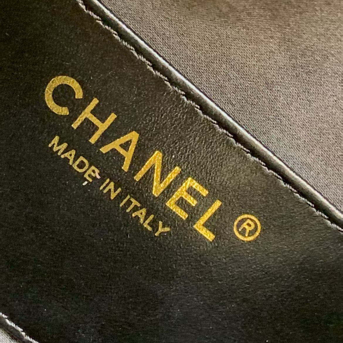 ✨SNSでも話題｜【CHANEL 25  Medium Handbag】JEEINEのエレガントなスタイルを完璧に引き立てる、クラシックな大人のバッグ｜数量限定、なくなり次第終了。