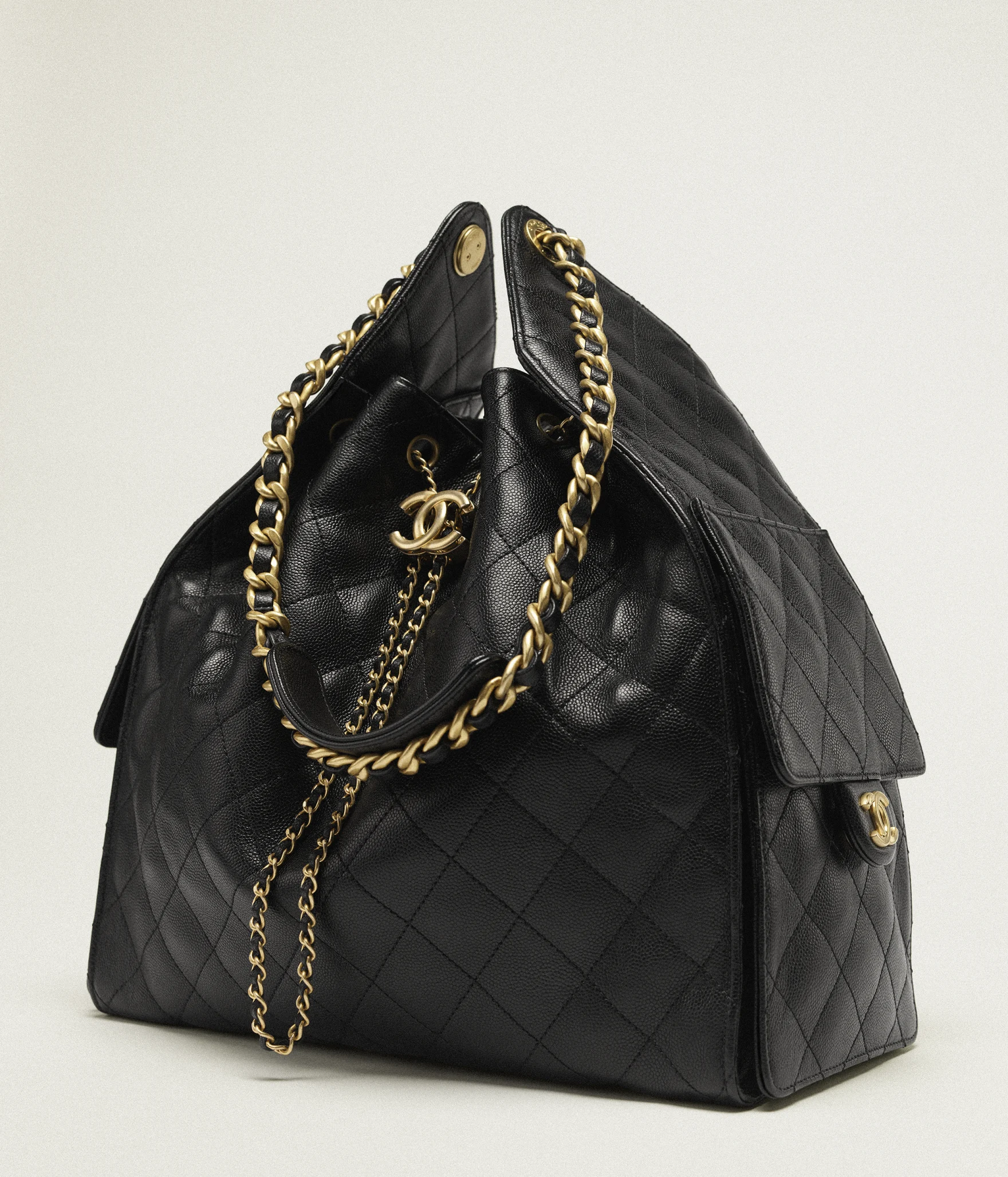 ✨SNSでも話題｜【CHANEL 25  Medium Handbag】ジェニーとコ、ユンジョンが愛用するバッグ。人気アイテムは早い者勝ち