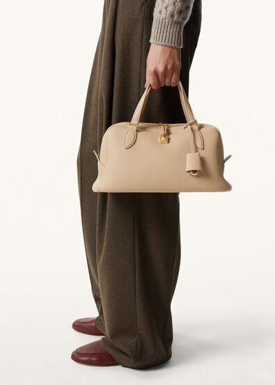 【STORY掲載で話題】木村佳乃さんの上質スタイルに寄り添う「Loro Piana Needle Bag Medium」｜洗練された大人のための名品バッグ｜数量限定
