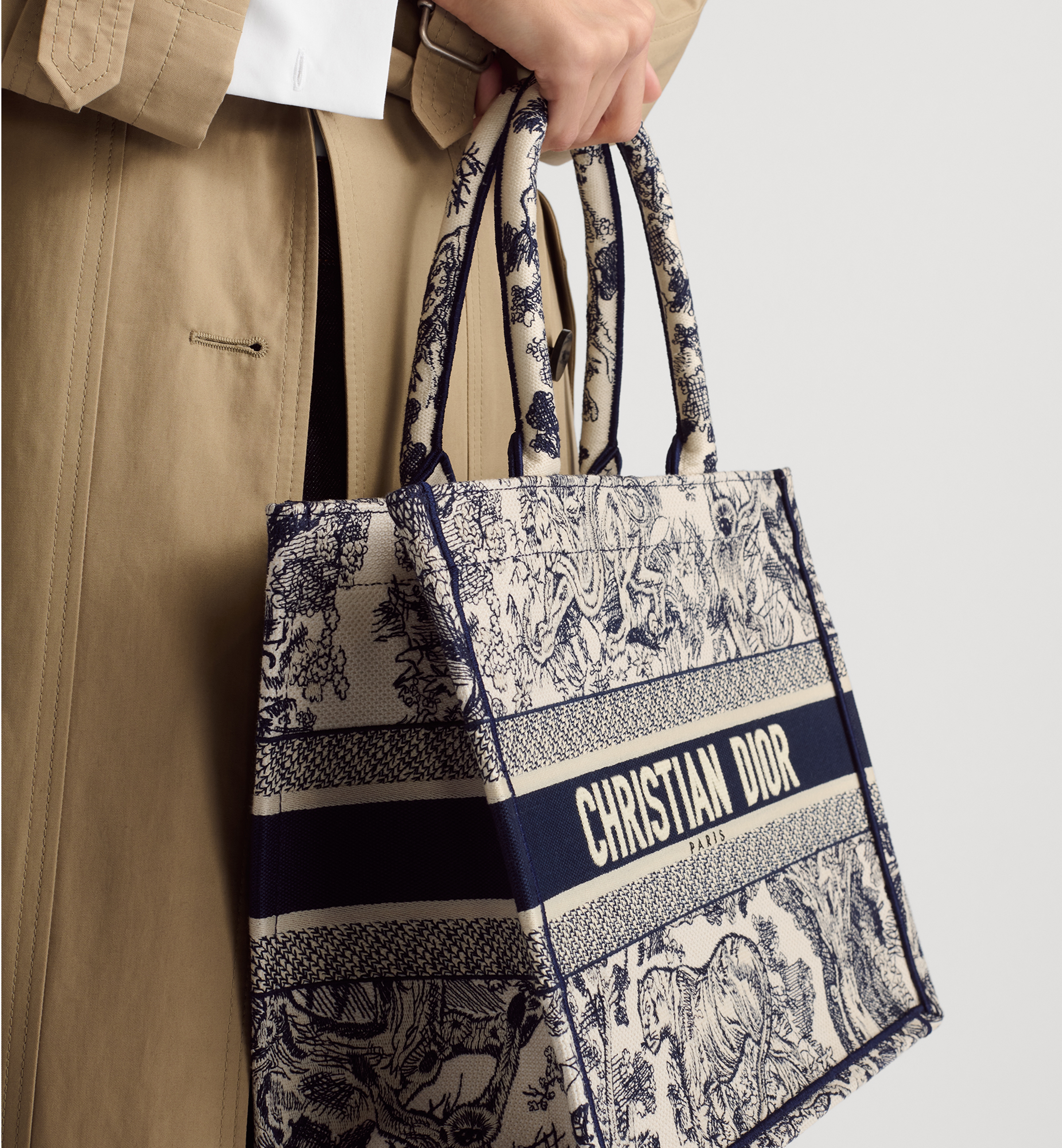 【Dior】雑誌掲載！滝沢眞規子さん愛用の大人気エンブロイダリートートバッグが登場！Book Tote Bag