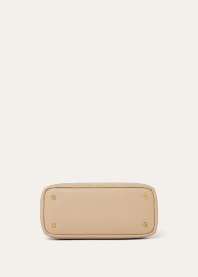 【STORY掲載で話題】木村佳乃さんの上質スタイルに寄り添う「Loro Piana Needle Bag Medium」｜洗練された大人のための名品バッグ｜数量限定
