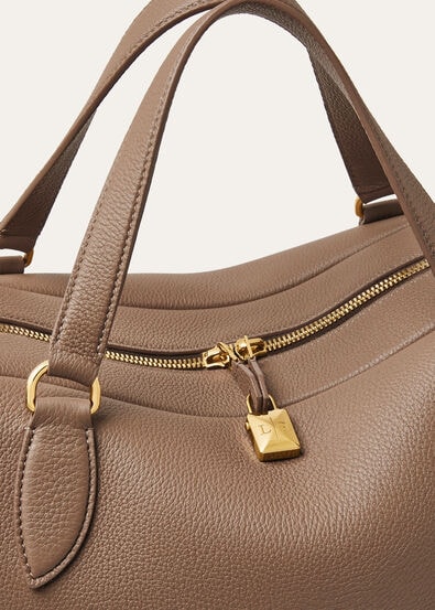 【STORY掲載で話題】木村佳乃さんの上質スタイルに寄り添う「Loro Piana Needle Bag Medium」｜洗練された大人のための名品バッグ｜数量限定