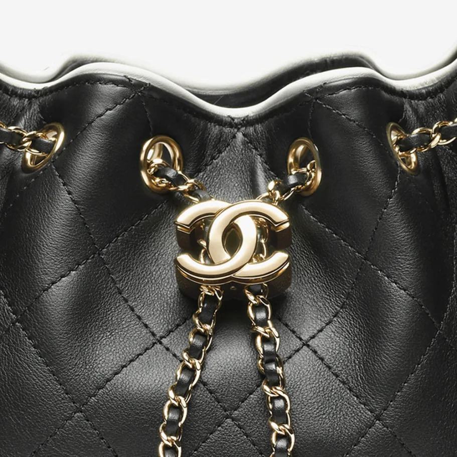 ✨SNSでも話題｜【CHANEL 25  Medium Handbag】JEEINEのエレガントなスタイルを完璧に引き立てる、クラシックな大人のバッグ｜数量限定、なくなり次第終了。