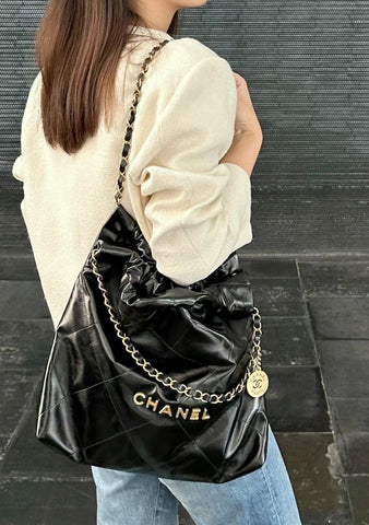 【CHANEL】蛯原友里さん愛用スタイル♡「CHANEL 22」上質な抜け感を叶える大人のアイコンバッグ｜SNSでも話題