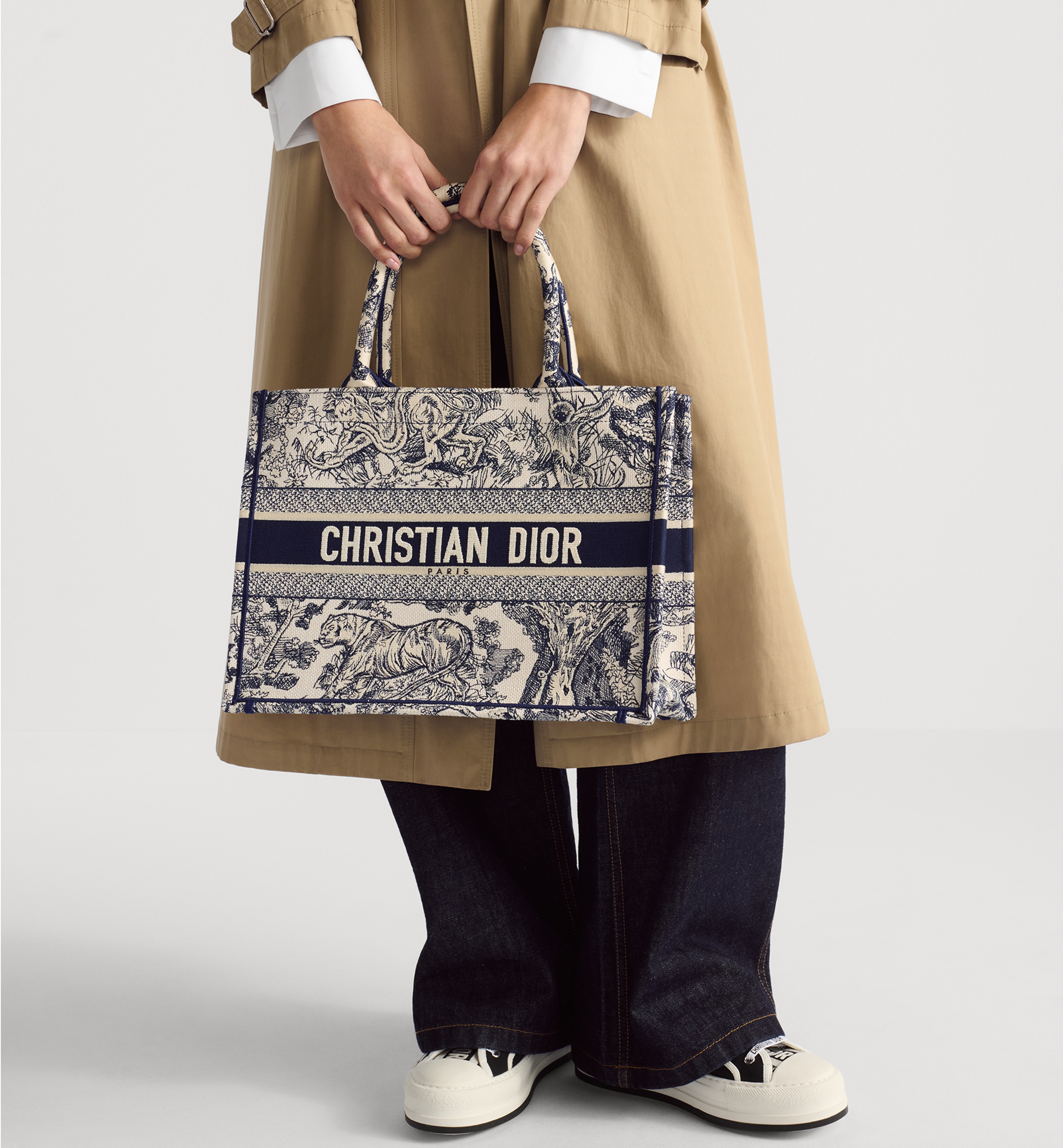 【Dior】雑誌掲載！滝沢眞規子さん愛用の大人気エンブロイダリートートバッグが登場！Book Tote Bag