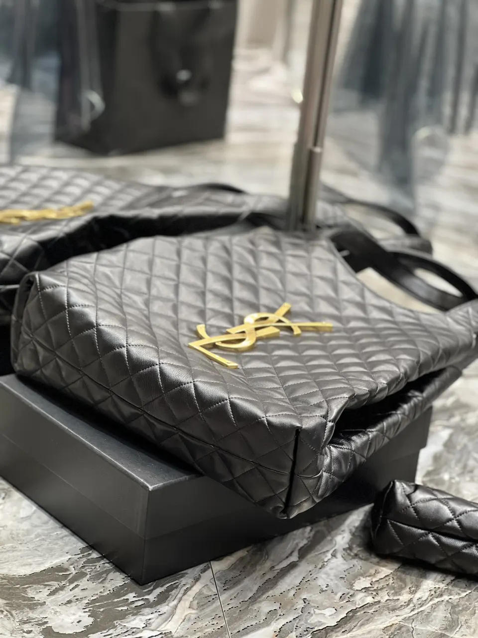 ✨【話題沸騰・大人気モデル】YSL- icare bag 滝沢カレンさん＆ROSE愛用の注目バッグ！キルティングラムスキンのラグジュアリー大容量トート
