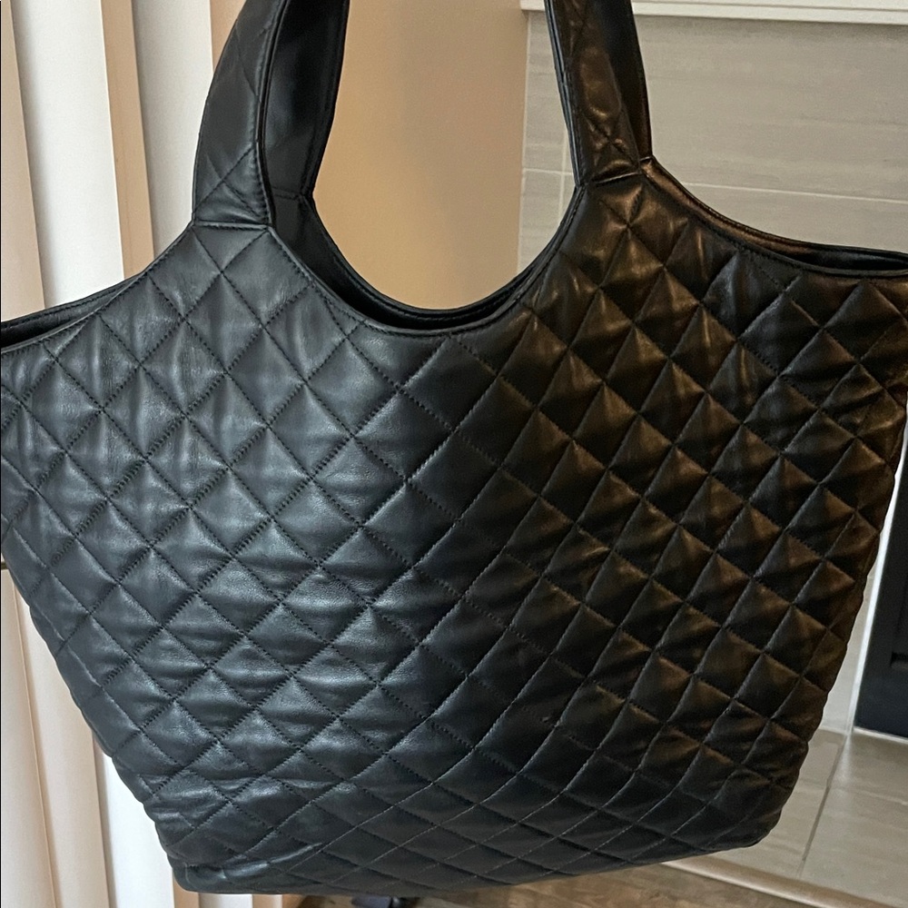 ✨【話題沸騰・大人気モデル】YSL- icare bag 滝沢カレンさん＆ROSE愛用の注目バッグ！キルティングラムスキンのラグジュアリー大容量トート