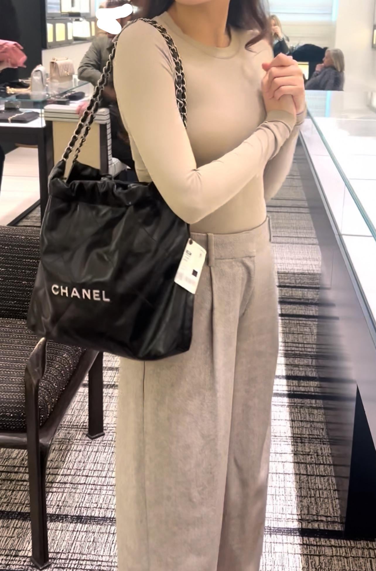 【CHANEL】蛯原友里さん愛用スタイル♡「CHANEL 22」上質な抜け感を叶える大人のアイコンバッグ｜SNSでも話題