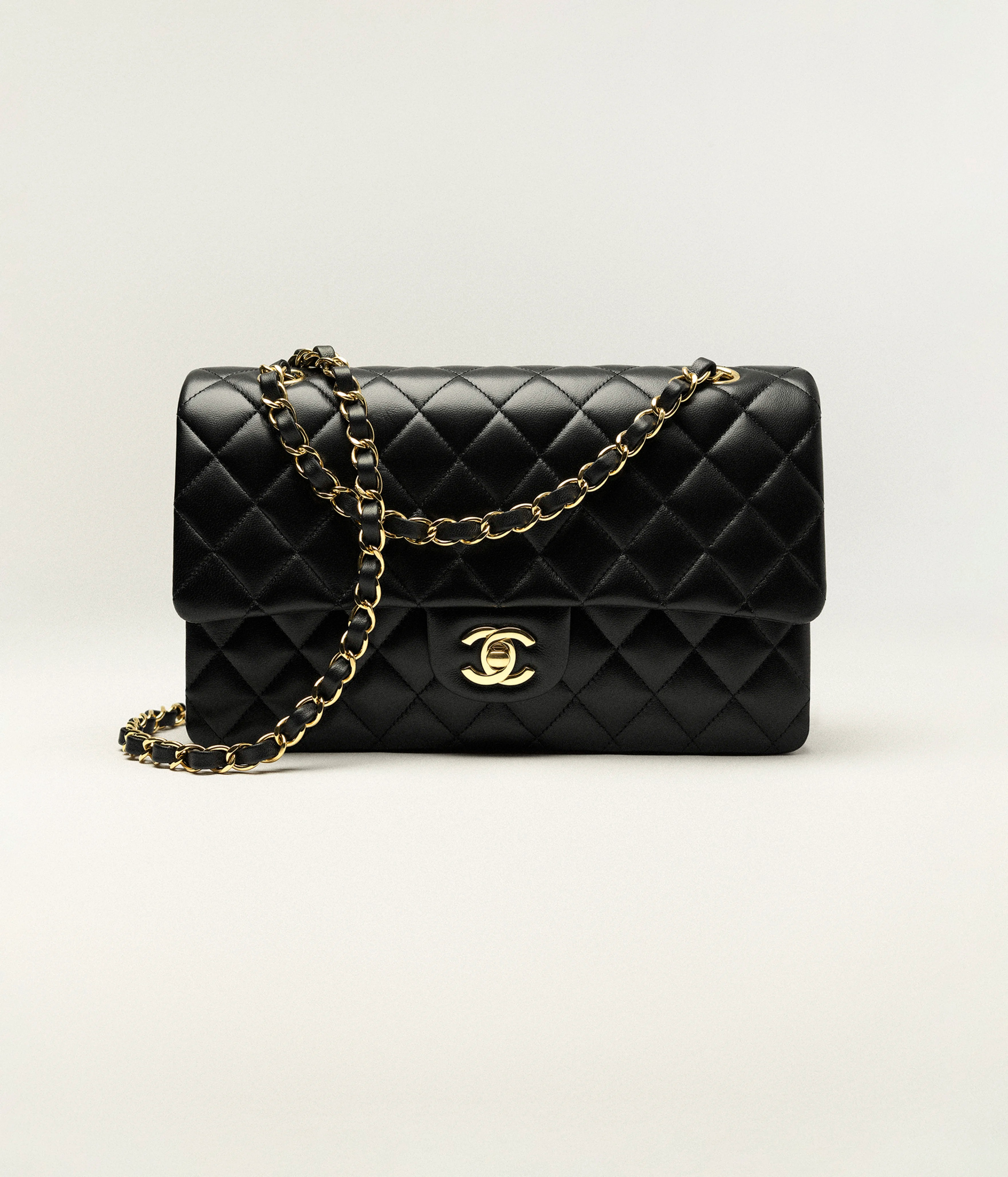 【CHANEL】大政絢さん掲載イメージ♡ 永遠の憧れを纏う「Classic Flap Bag」 品格を引き立てるタイムレスな名品