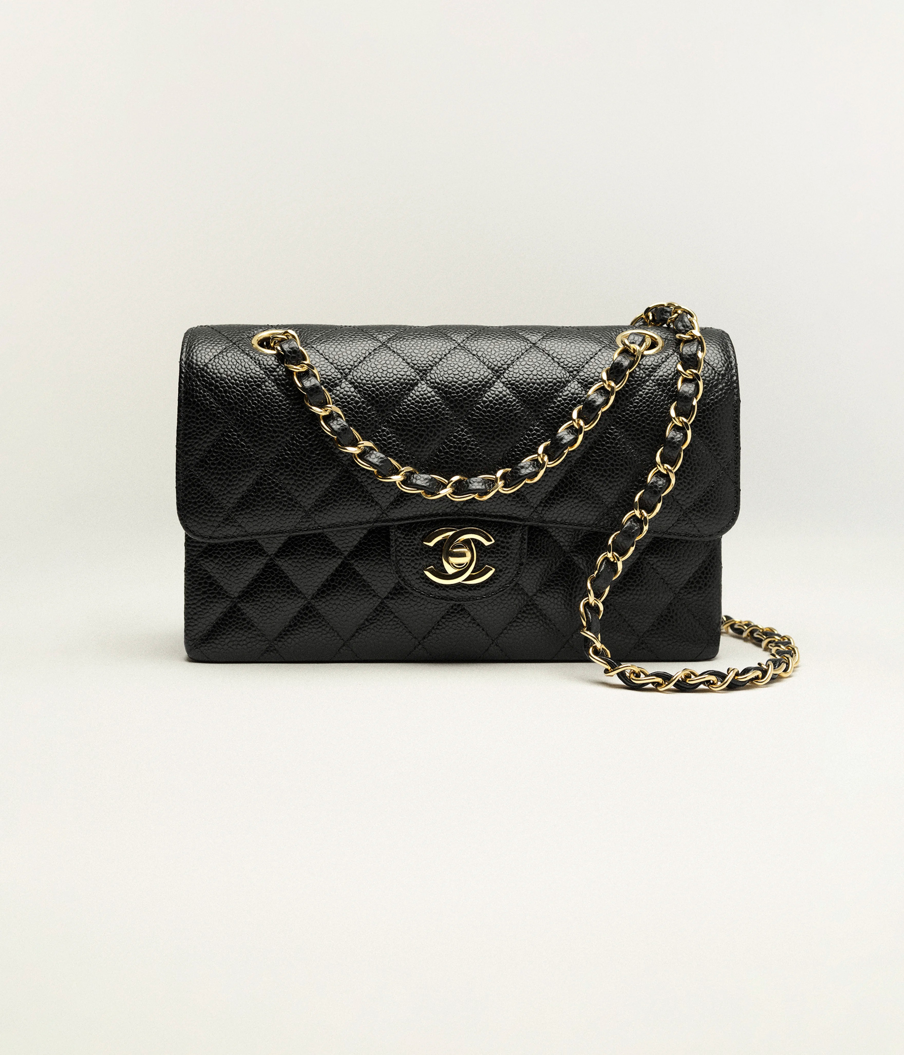 【CHANEL】大政絢さん掲載イメージ♡ 永遠の憧れを纏う「Classic Flap Bag」 品格を引き立てるタイムレスな名品