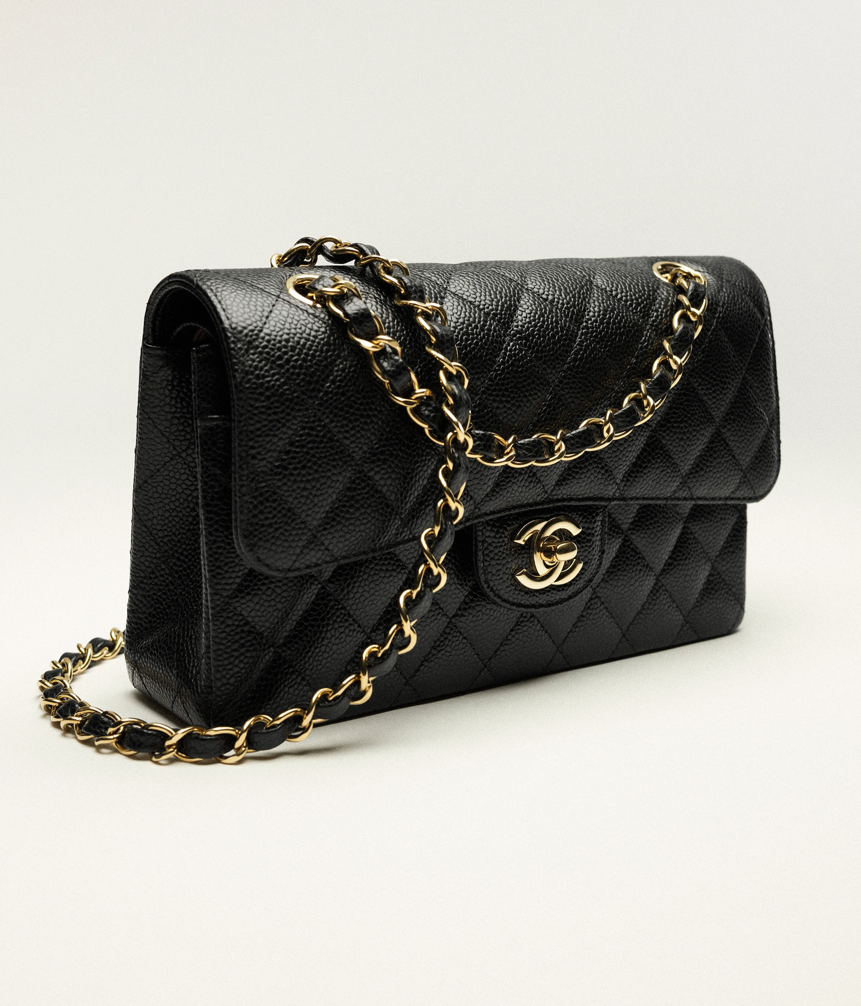 【CHANEL】大政絢さん掲載イメージ♡ 永遠の憧れを纏う「Classic Flap Bag」 品格を引き立てるタイムレスな名品