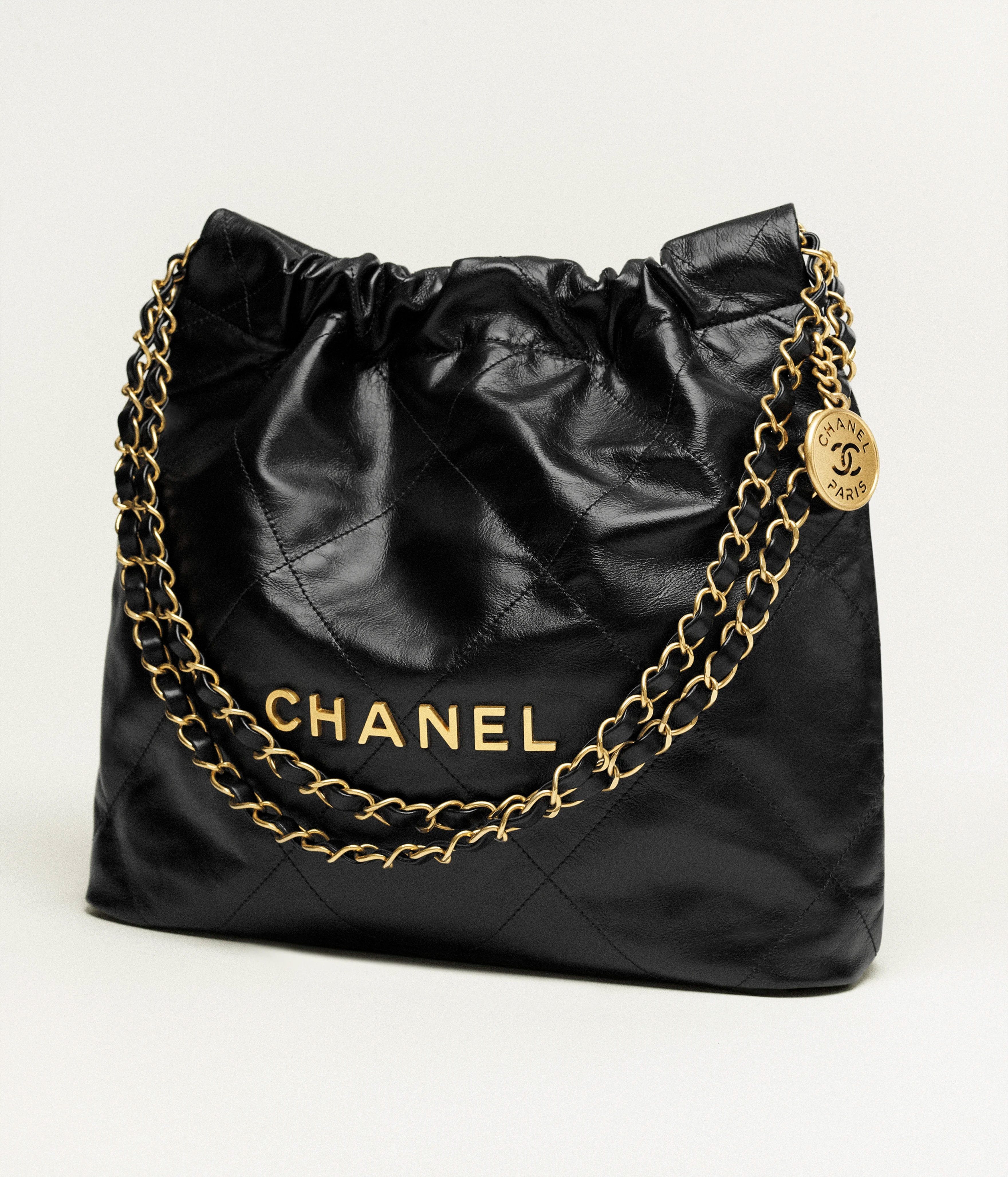 【CHANEL】蛯原友里さん愛用スタイル♡「CHANEL 22」上質な抜け感を叶える大人のアイコンバッグ｜SNSでも話題