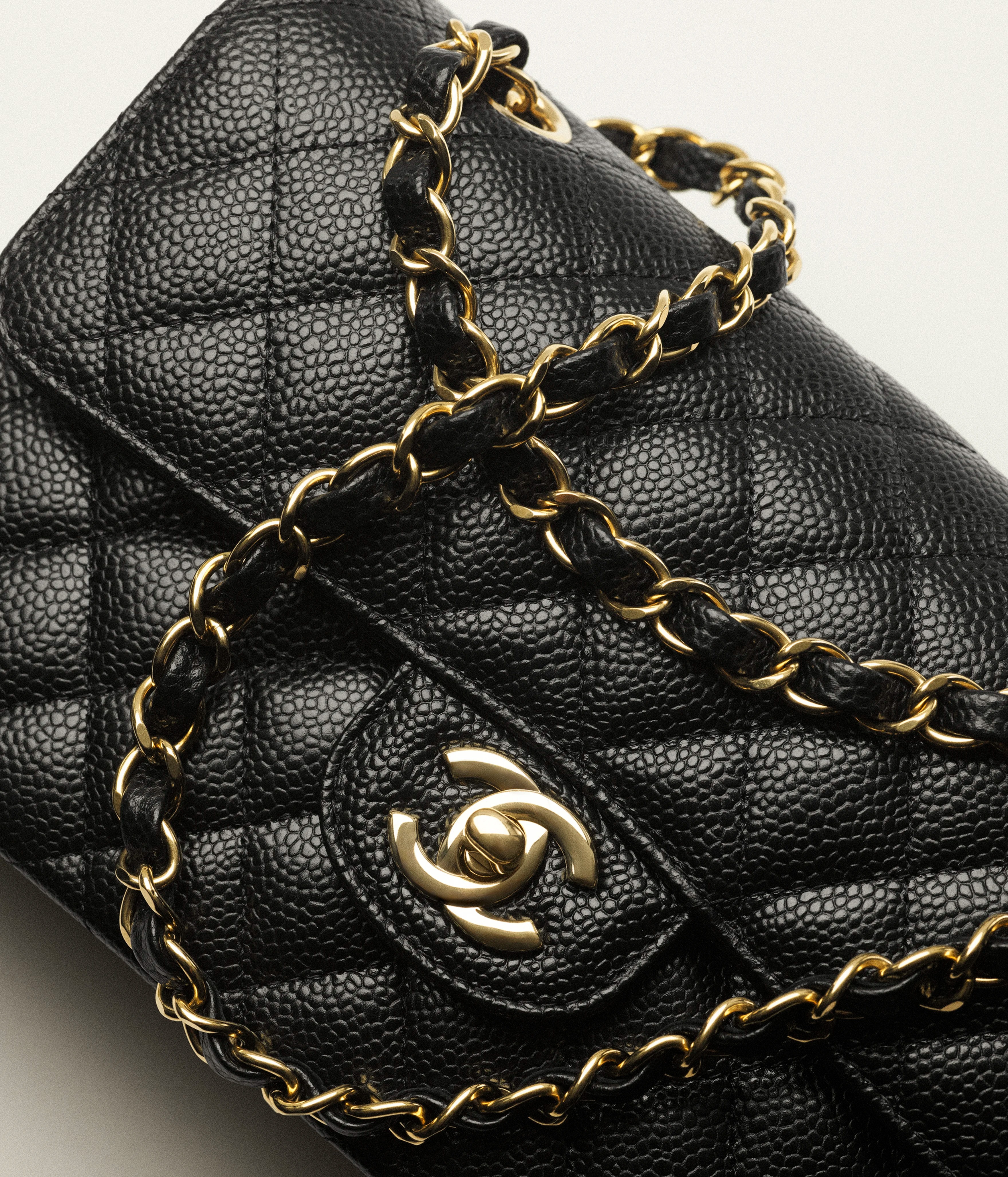 【CHANEL】大政絢さん掲載イメージ♡ 永遠の憧れを纏う「Classic Flap Bag」 品格を引き立てるタイムレスな名品