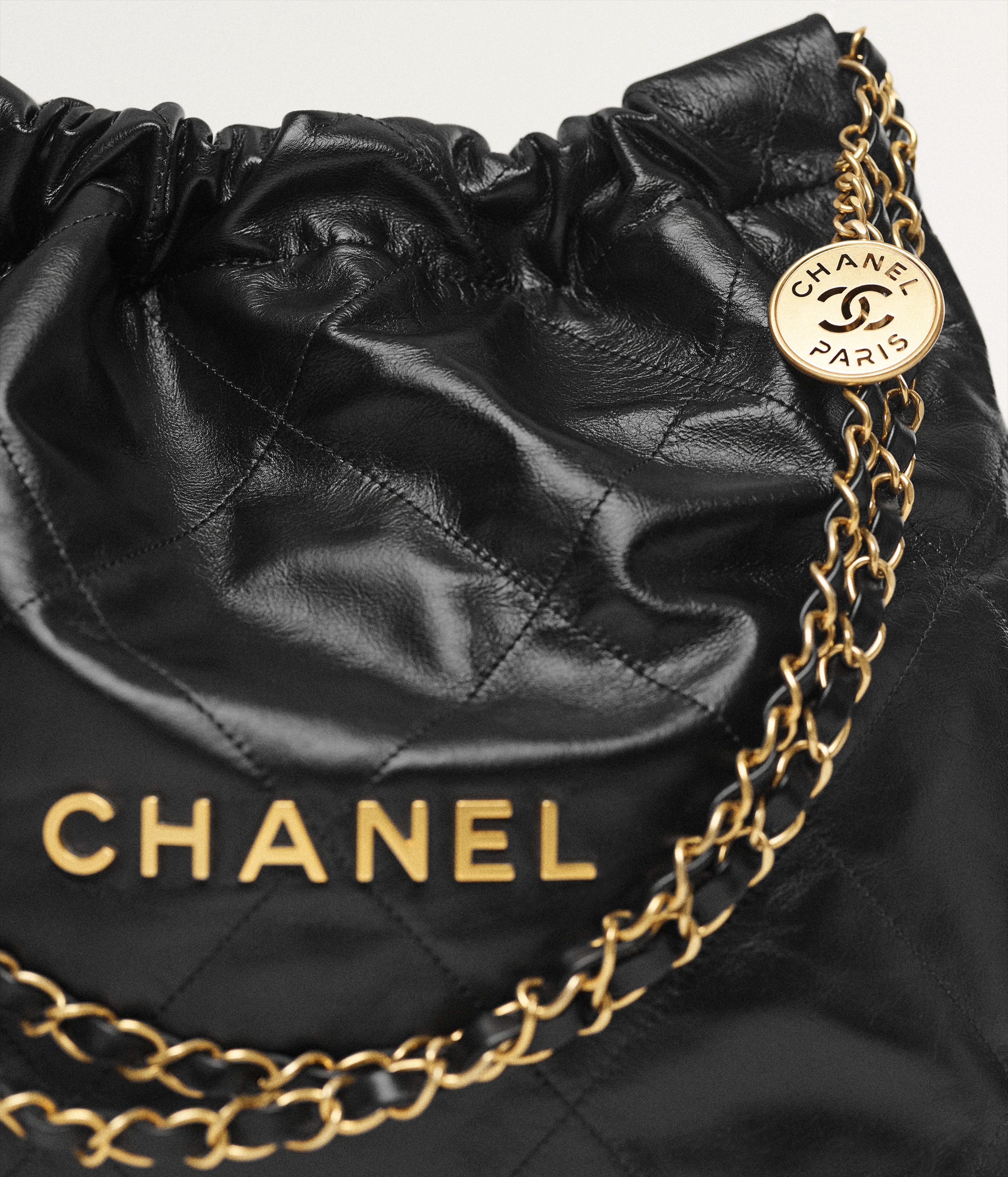 【CHANEL】蛯原友里さん愛用スタイル♡「CHANEL 22」上質な抜け感を叶える大人のアイコンバッグ｜SNSでも話題
