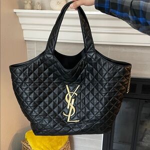 ✨【話題沸騰・大人気モデル】YSL- icare bag 滝沢カレンさん＆ROSE愛用の注目バッグ！キルティングラムスキンのラグジュアリー大容量トート