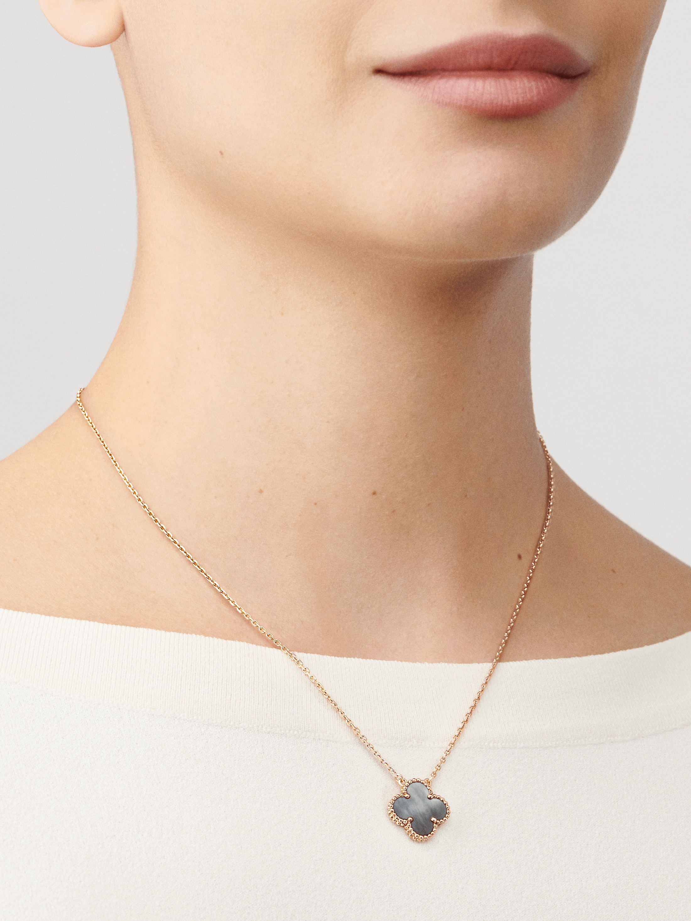 ヴィンテージ アルハンブラ ペンダント, ローズ ゴールド, マザー オブ パール: 1 石, Worn Alternative, Jewelry Pendent
