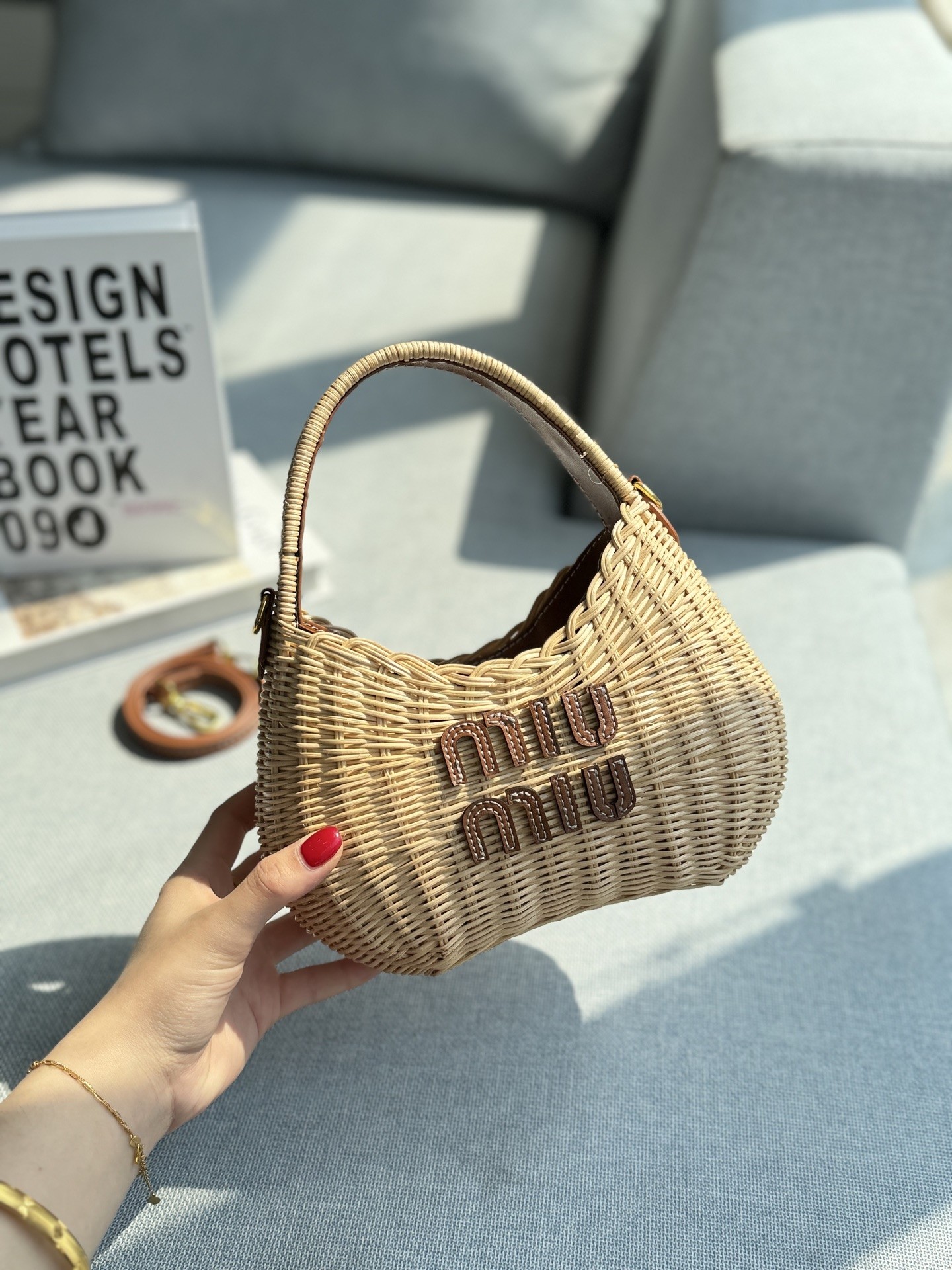 【MIU MIU旗艦店】わら編みバッグ ハンドバッグ 21*11.5cm