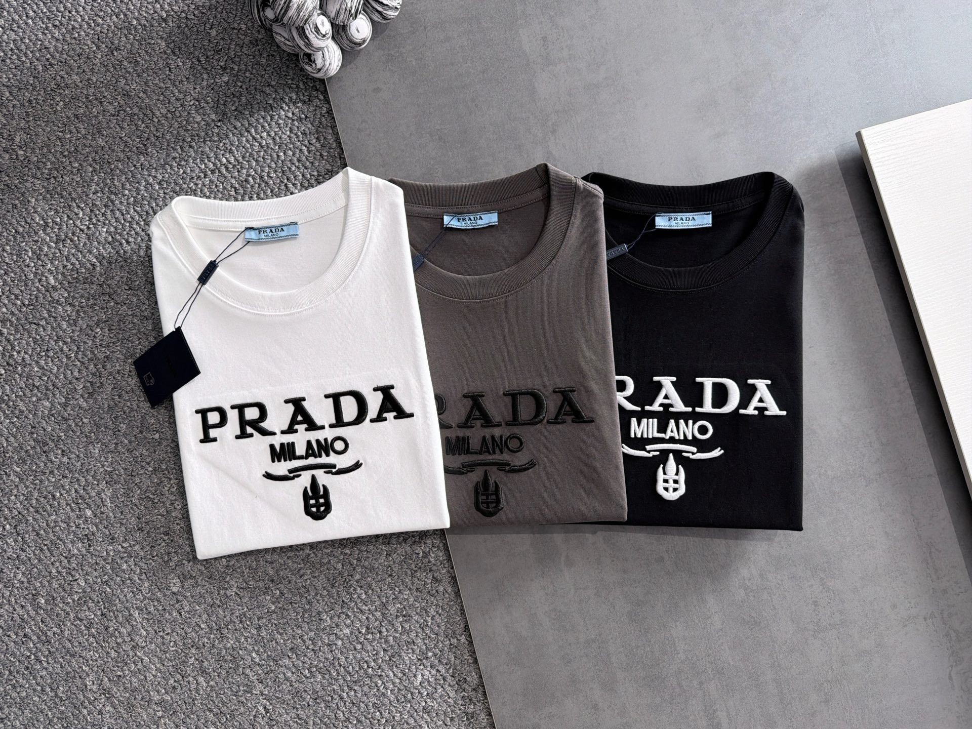【PRADA】半袖 T シャツ