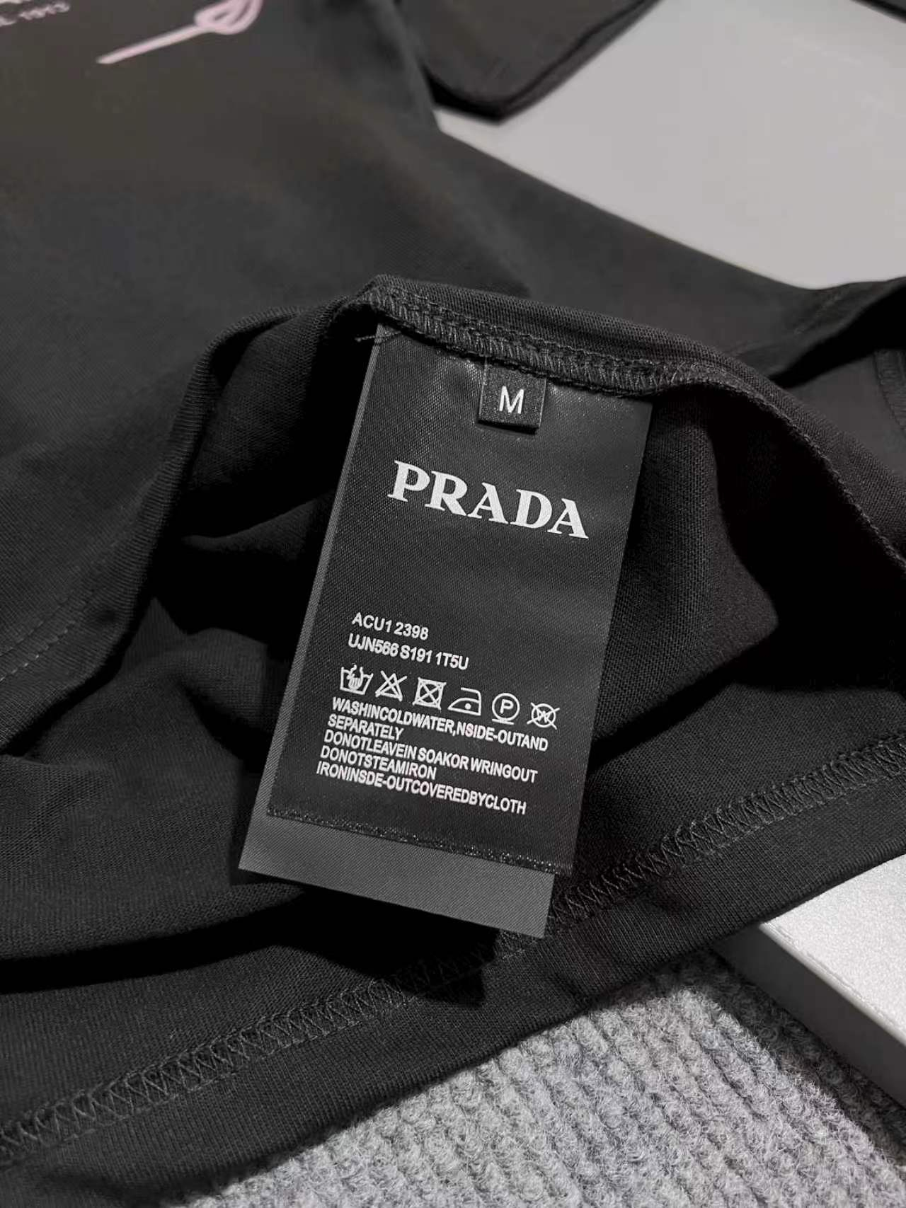【PRADA】半袖 T シャツ