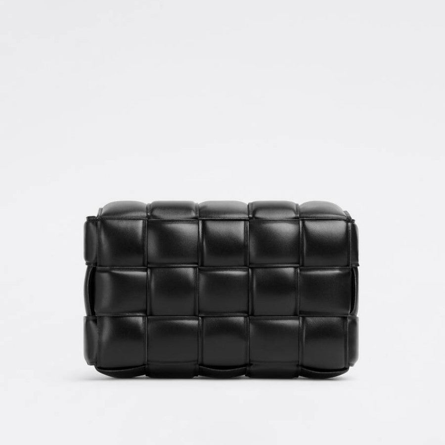 【BOTTEGA VENETA|公式サイトは正規品】多くの雑誌に掲載！おしゃれセレブが夢中！★泉里香、中村アンさん愛用のパデッド カセット