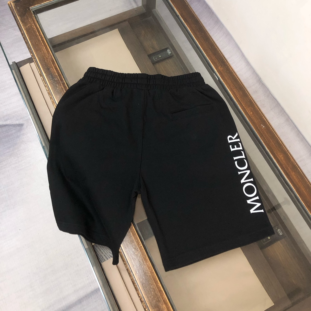 【MONCLER】ショートパンツ