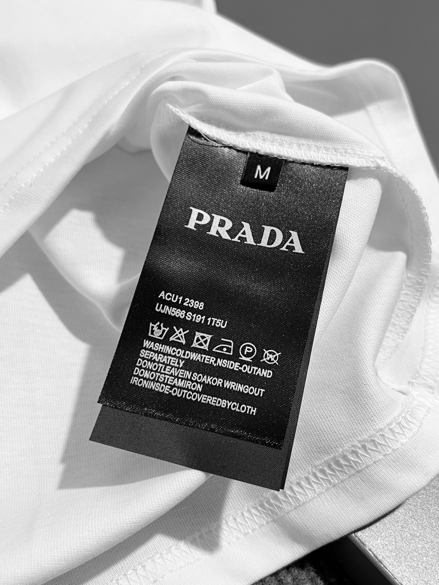 【PRADA】半袖 T シャツ