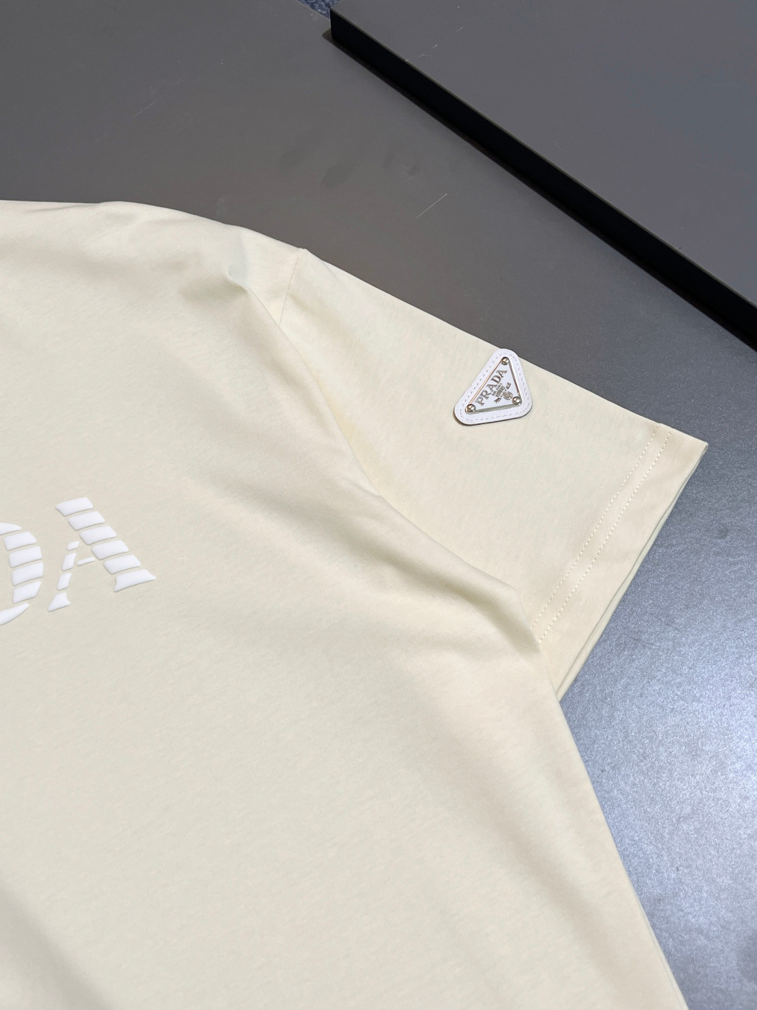 【PRADA】半袖 T シャツ