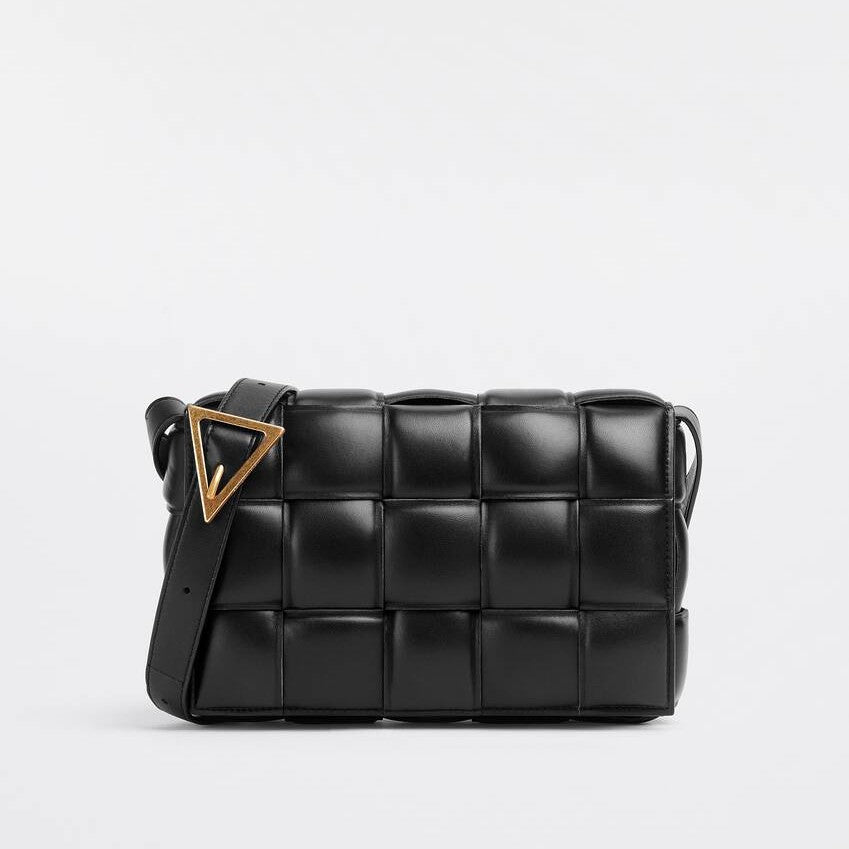 【BOTTEGA VENETA|公式サイトは正規品】多くの雑誌に掲載！おしゃれセレブが夢中！★泉里香、中村アンさん愛用のパデッド カセット